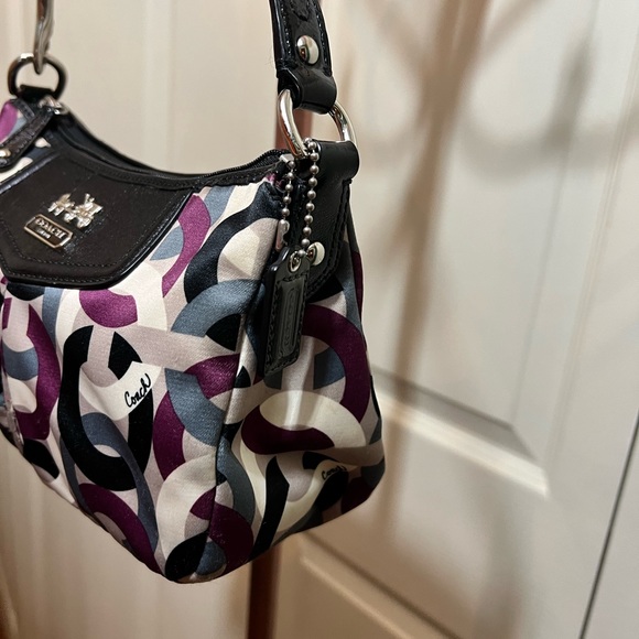 Madison Graphic Op-Art Chainlink Mini Baguette Purse (F0968-43315) - Picture 4 of 12